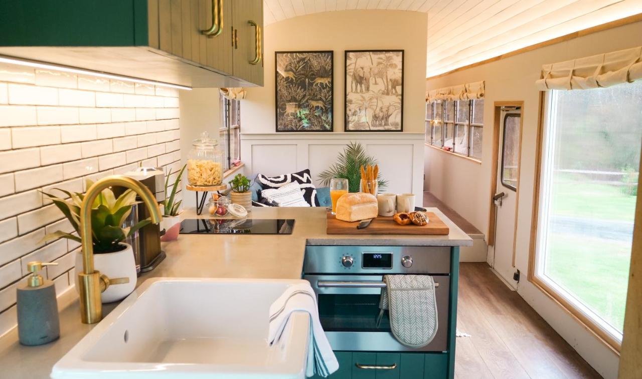 American School Bus Retreat With Hot Tub In Sussex Meadow Uckfield Bagian luar foto