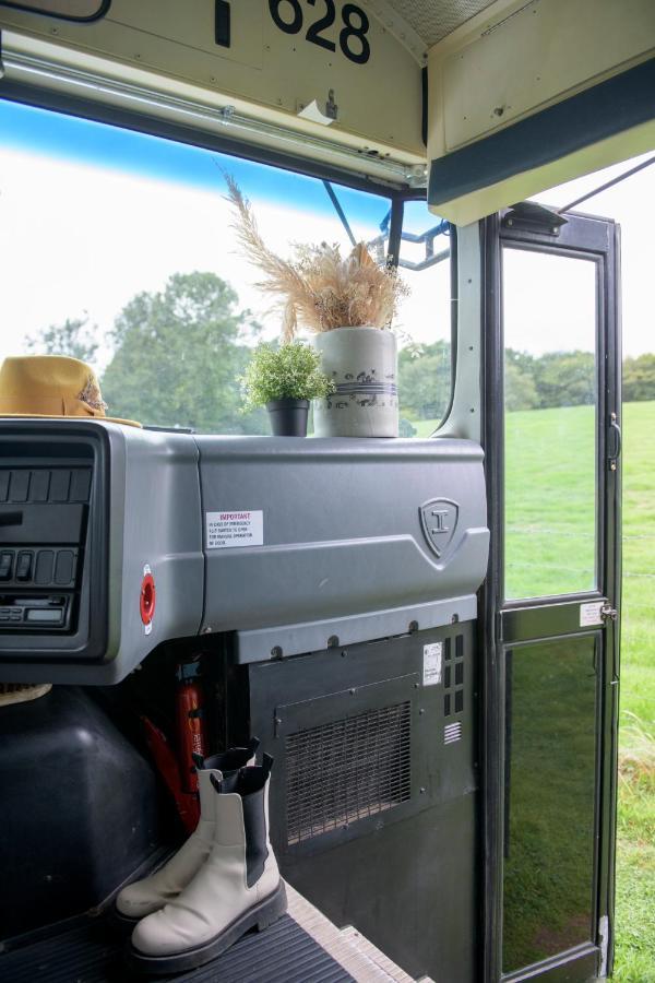 American School Bus Retreat With Hot Tub In Sussex Meadow Uckfield Bagian luar foto
