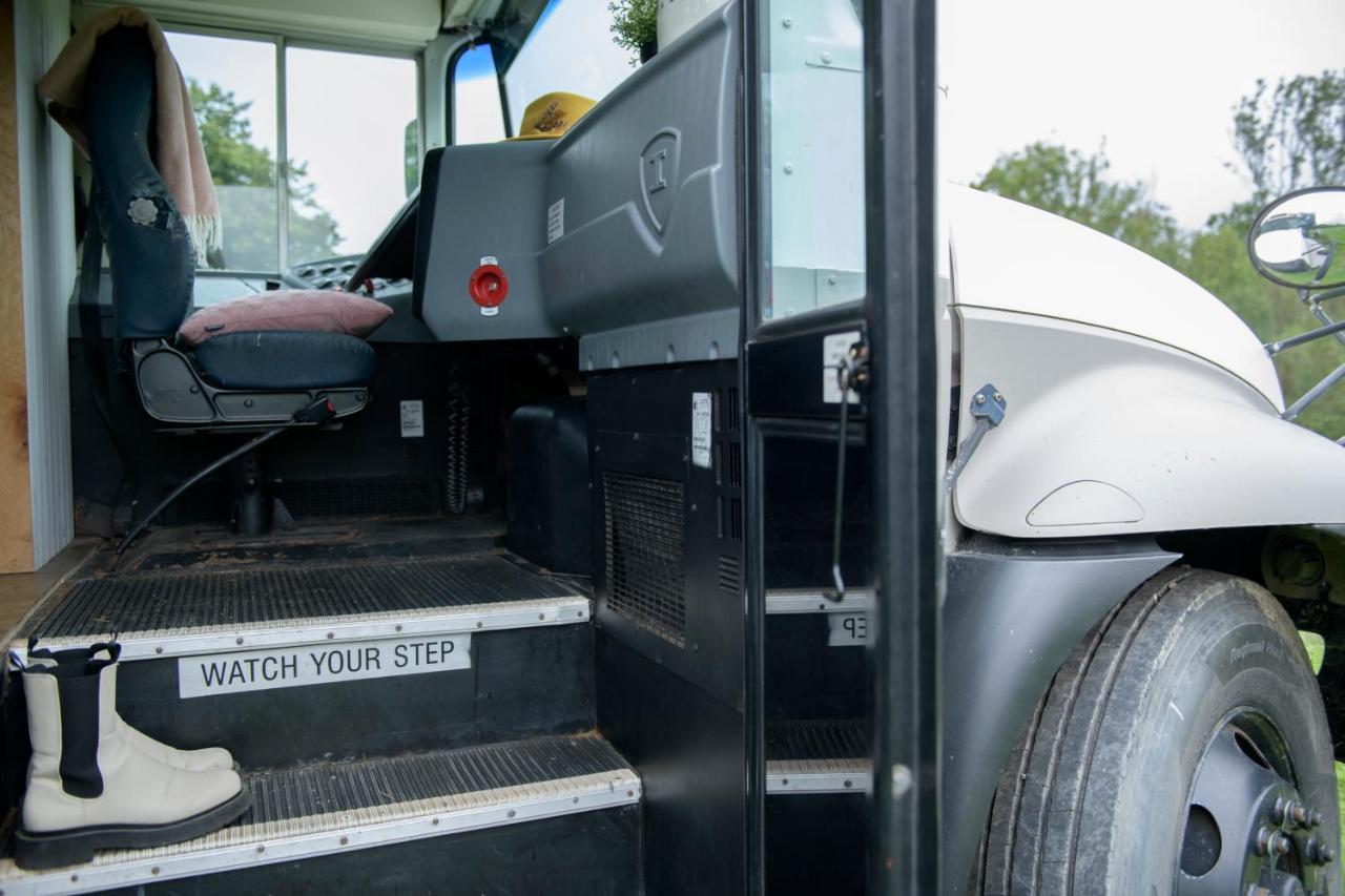 American School Bus Retreat With Hot Tub In Sussex Meadow Uckfield Bagian luar foto
