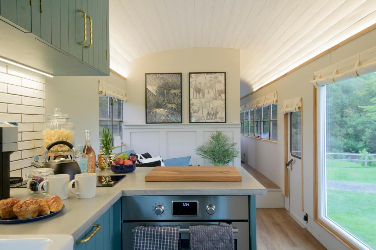 American School Bus Retreat With Hot Tub In Sussex Meadow Uckfield Bagian luar foto