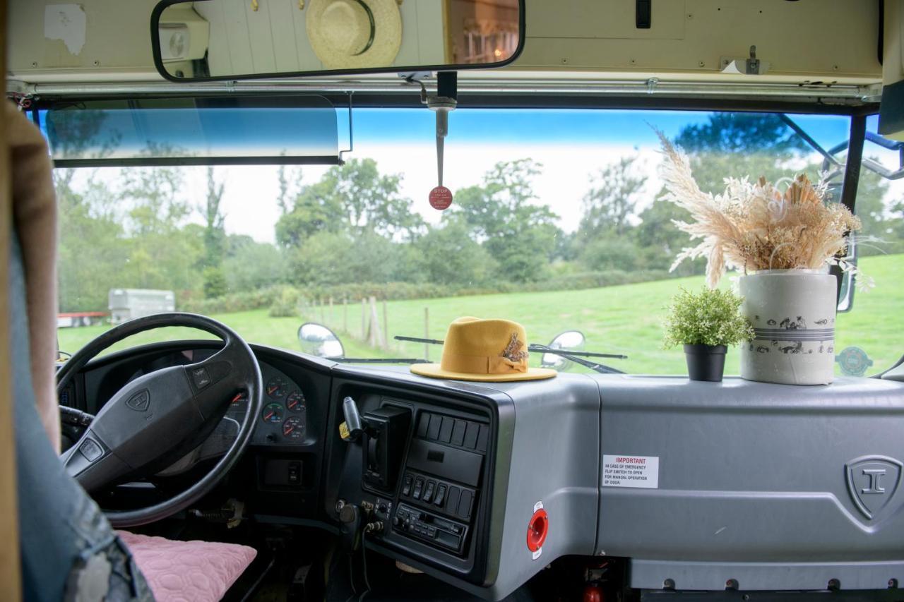 American School Bus Retreat With Hot Tub In Sussex Meadow Uckfield Bagian luar foto
